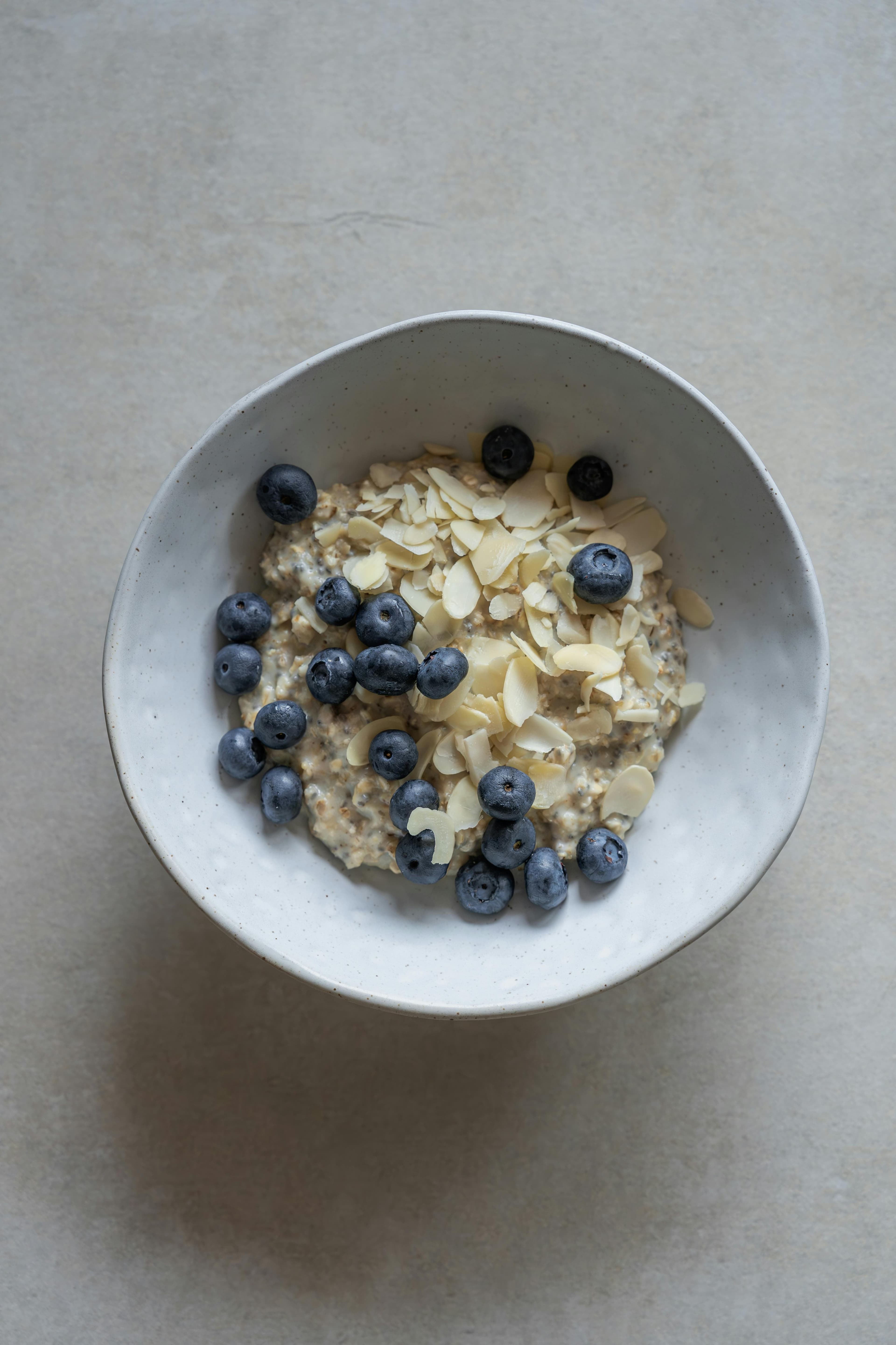 Healthy breakfast bowl with oats and berries